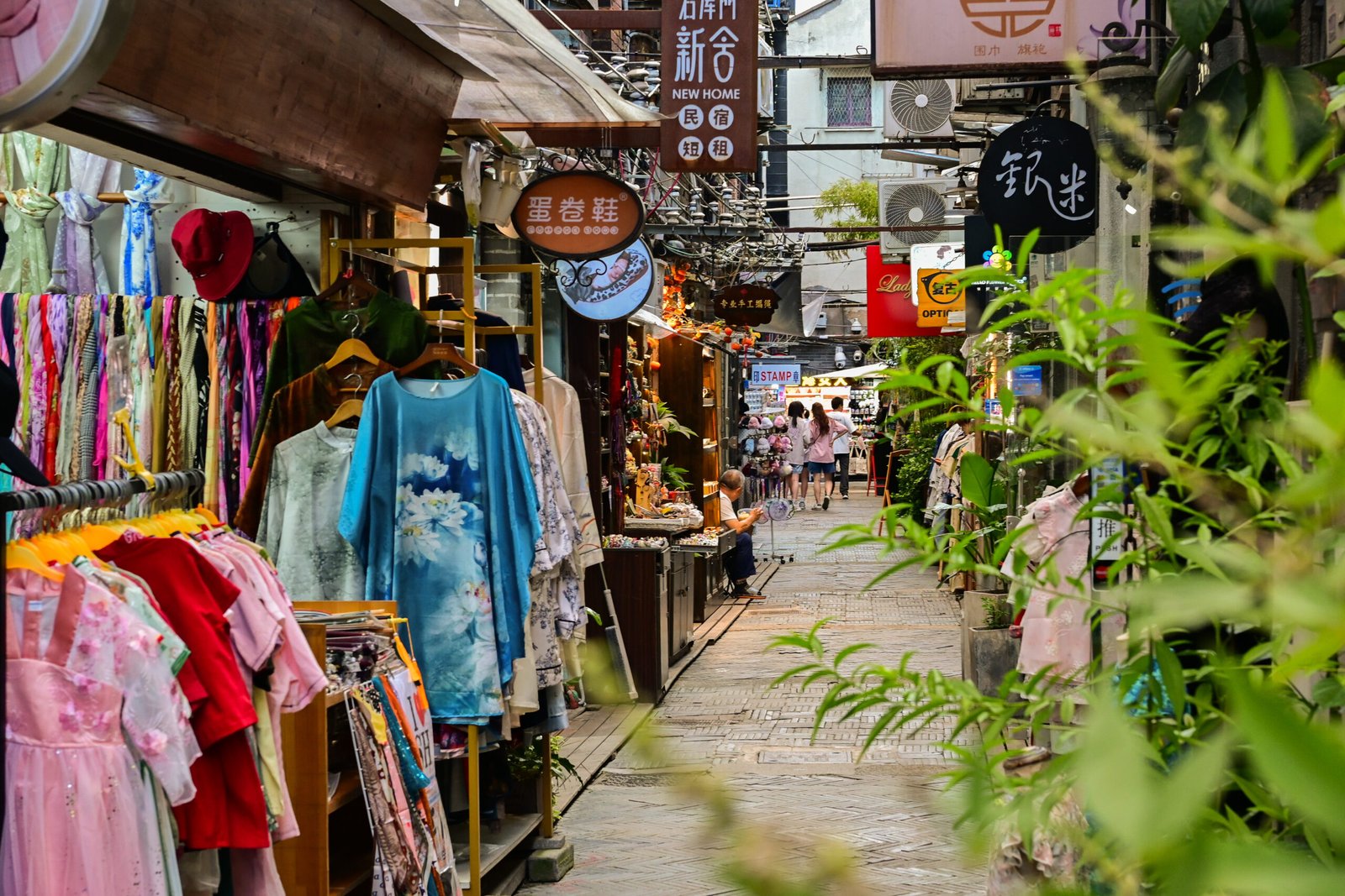 Unveiling the Secrets: How to Find Hidden Local Gems on Your Travels